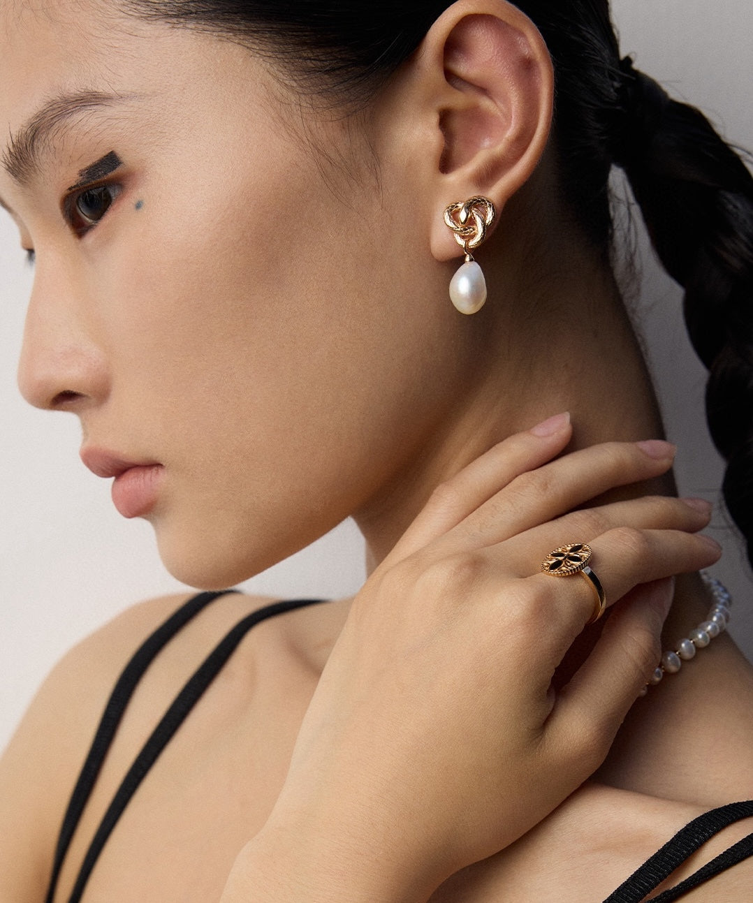 Ophic Baroque Luster — on‑model shot showing serpentine coils and baroque pearl crown｜Forya J'adore